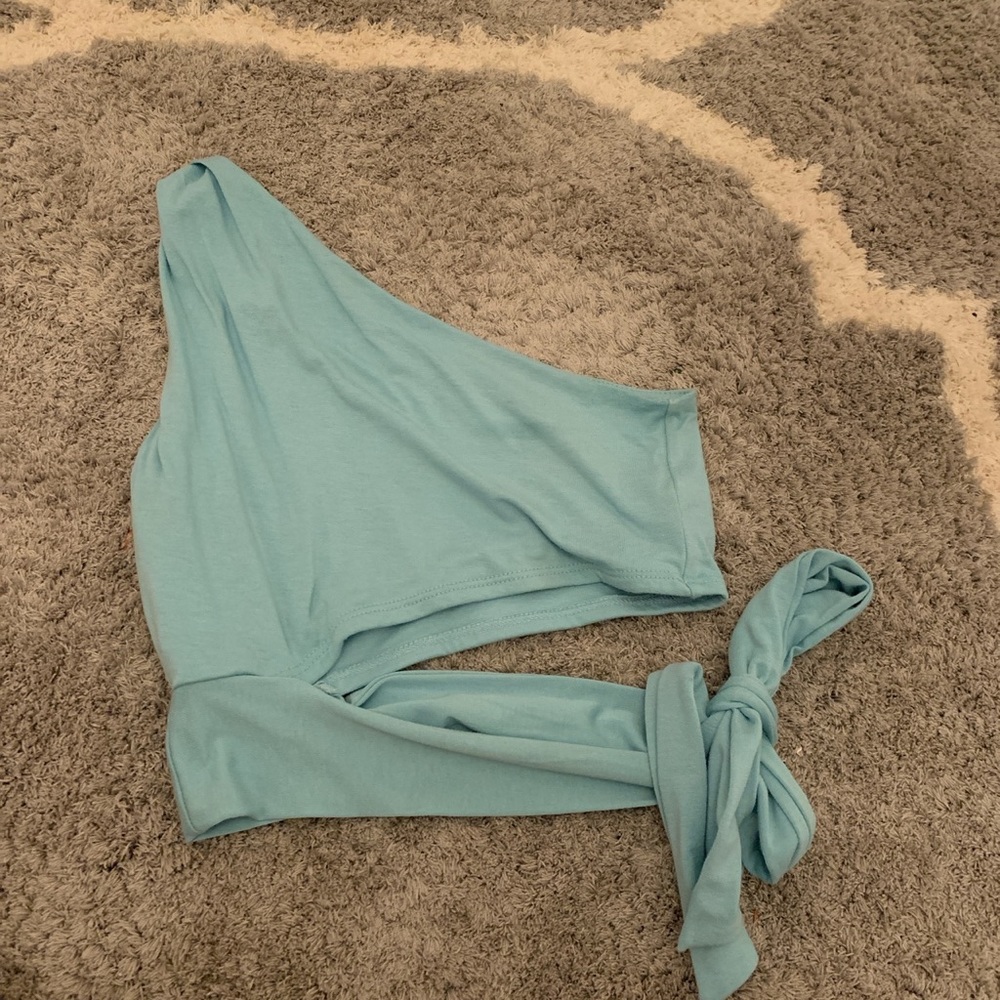 blue tank top